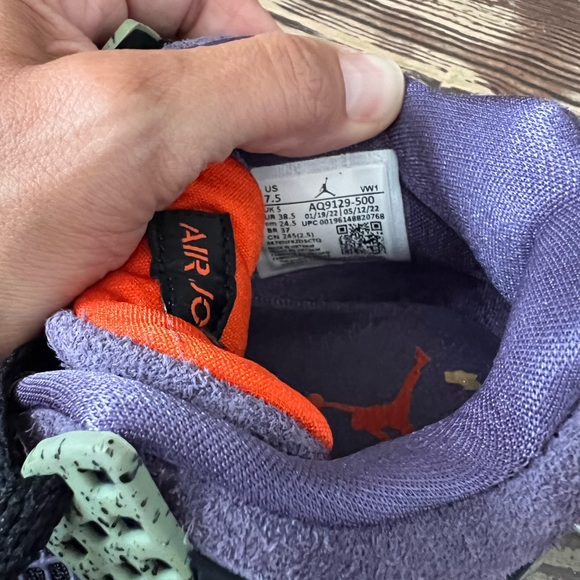 Air Jordan 4 Retro Sneakers - Picture 7 of 8